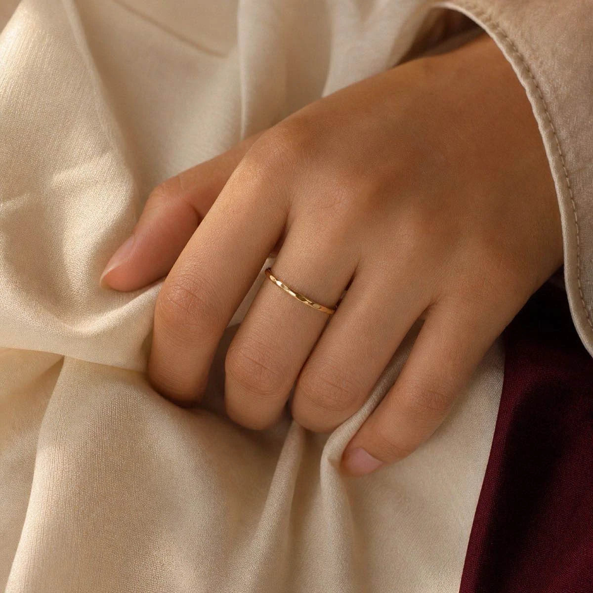 Ruhani Minimal Band worn on a hand